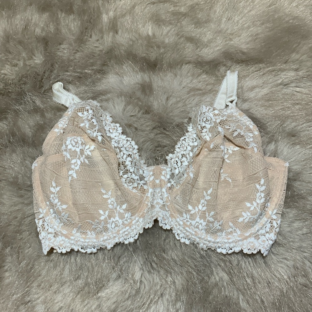 Wacoal Beige Lace Underwire Bra with White Embroidery